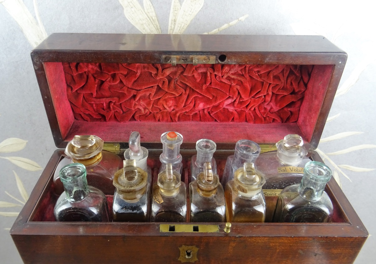 Antique Campaign Military Apothecary Medicine Chest (6).JPG